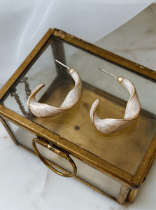 Venice - Milky Curved Earrings