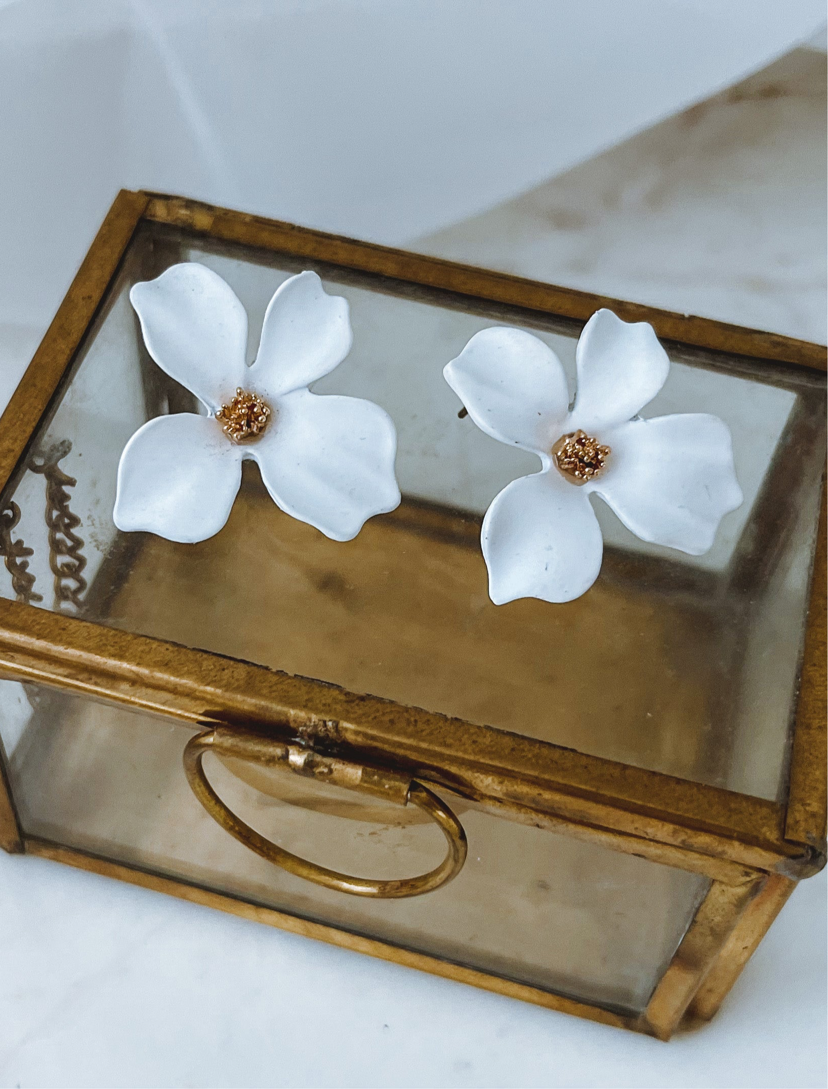 Agra - White Flower Earrings