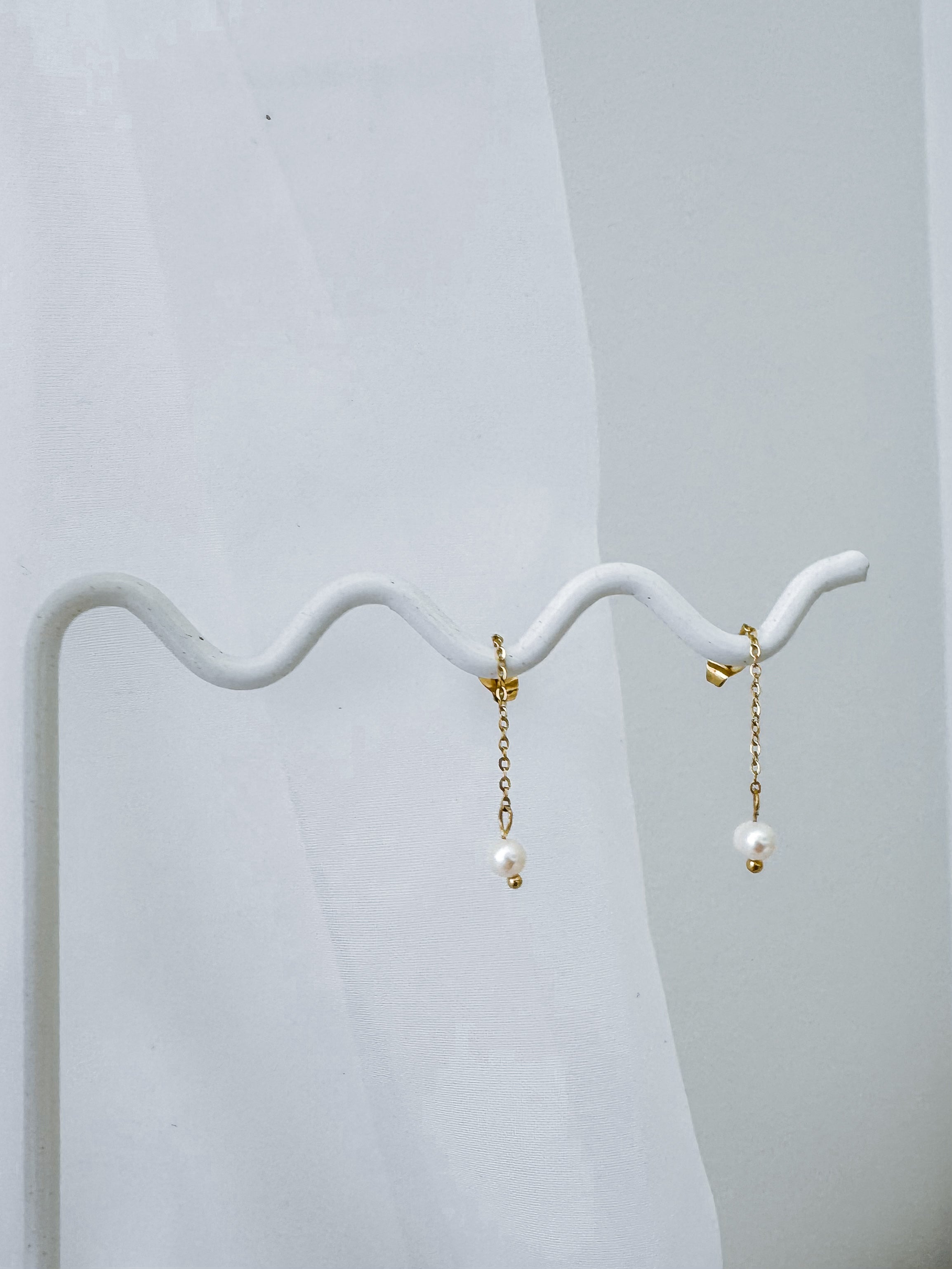 Milovat (Mini) - Waterproof Pearl and Chain Earrings