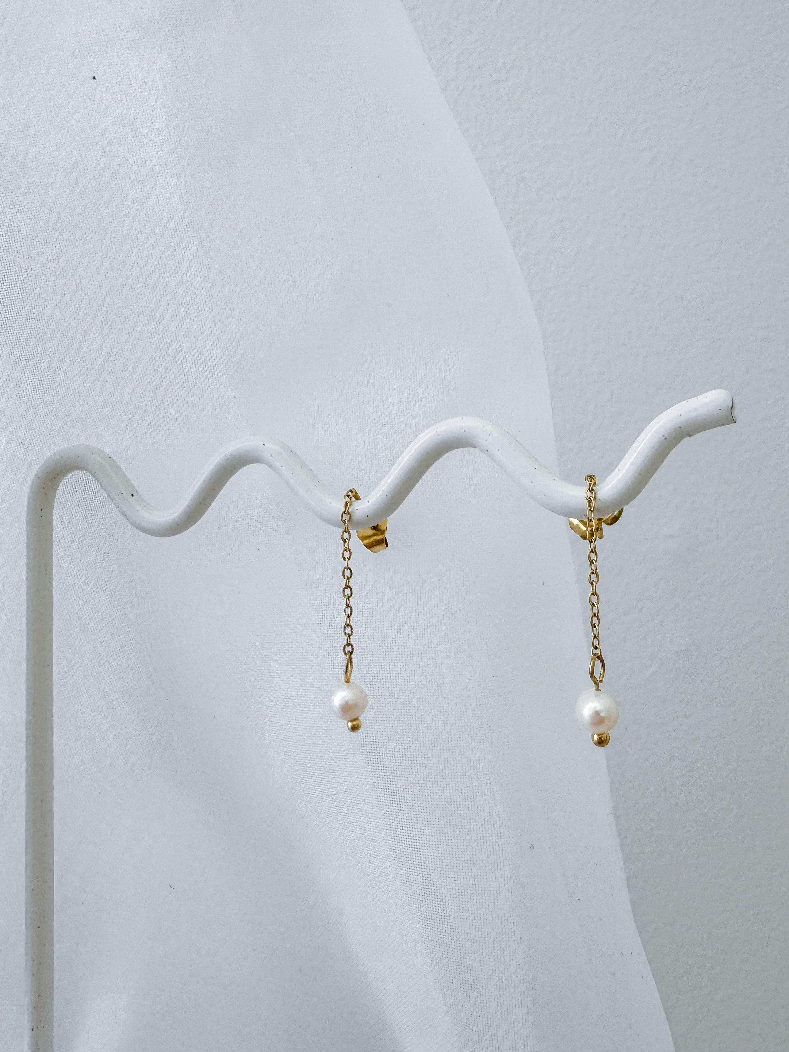 Milovat (Mini) - Waterproof Pearl and Chain Earrings