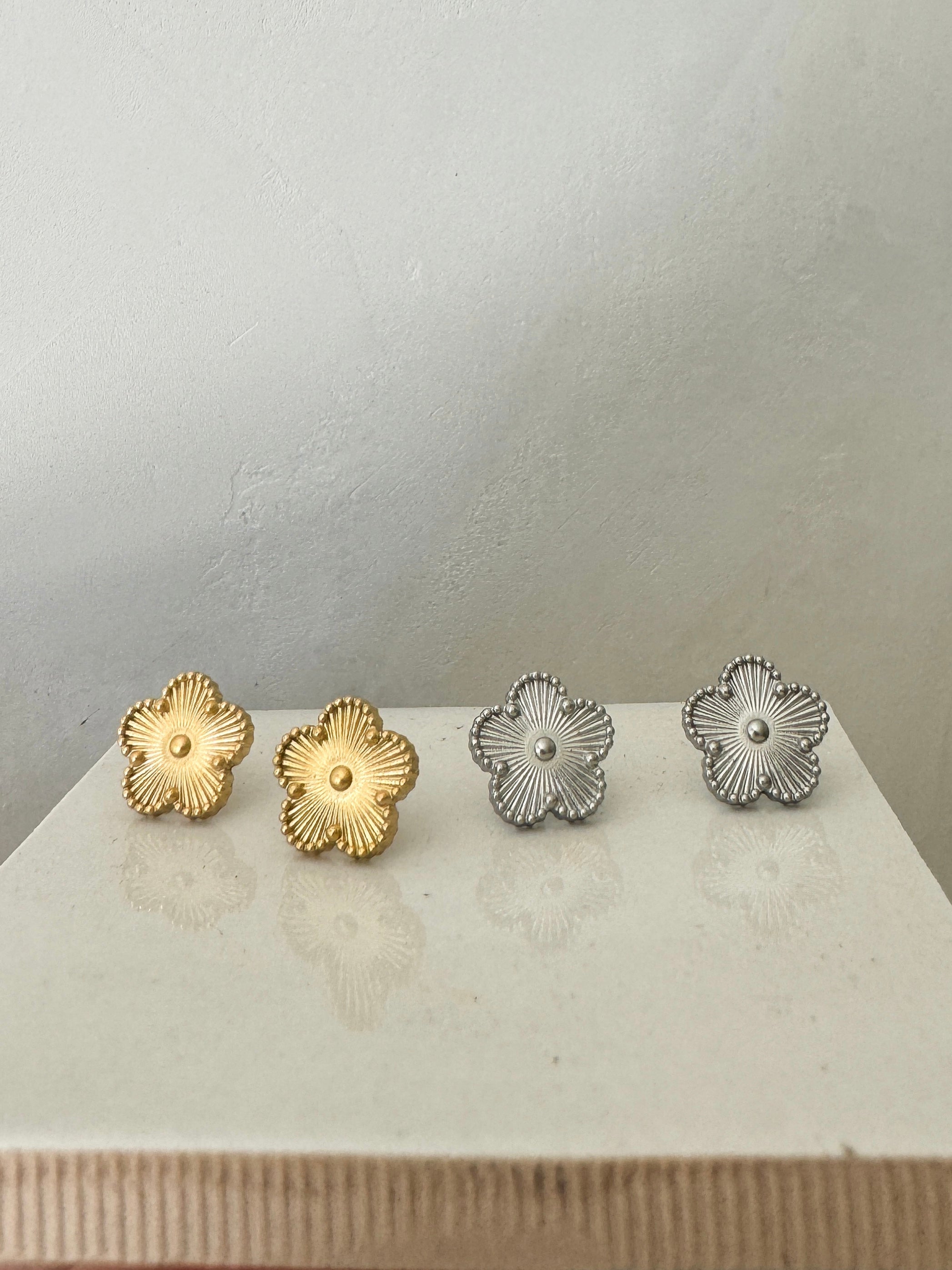 Clover - Waterproof Van Cleef Dupe Clover Flower Studs