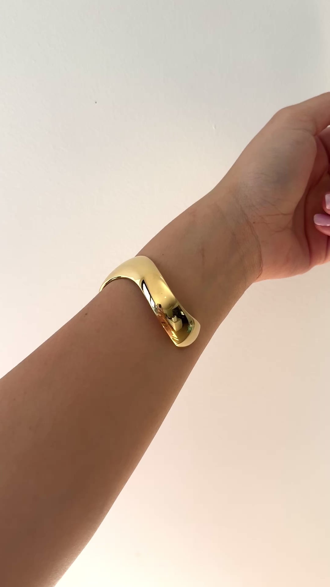 Lina - Waterproof Thick Wavy Cuff Bangle
