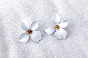 Agra - White Flower Earrings