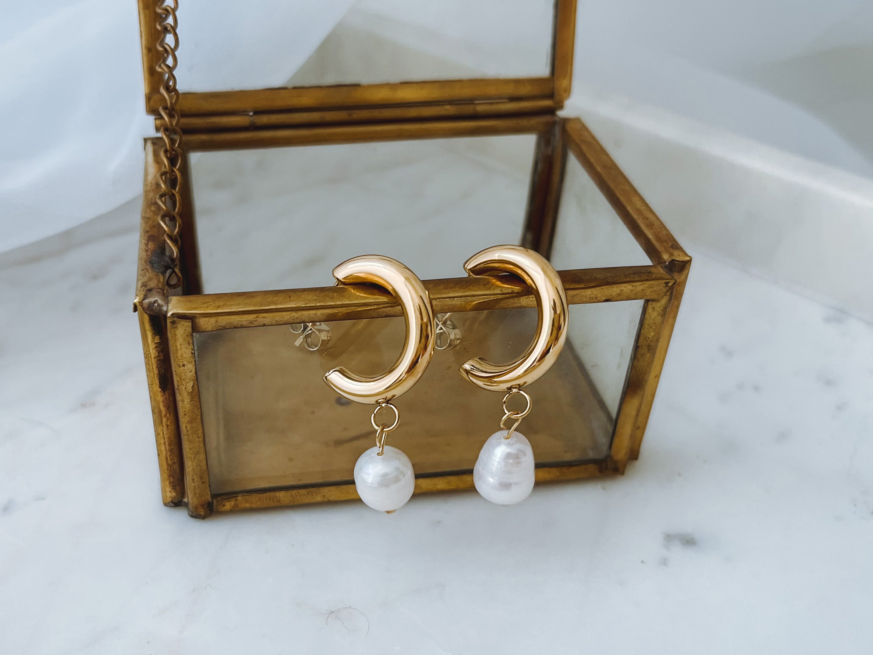 Dashuri - Smooth Hoop and Pearl Drop