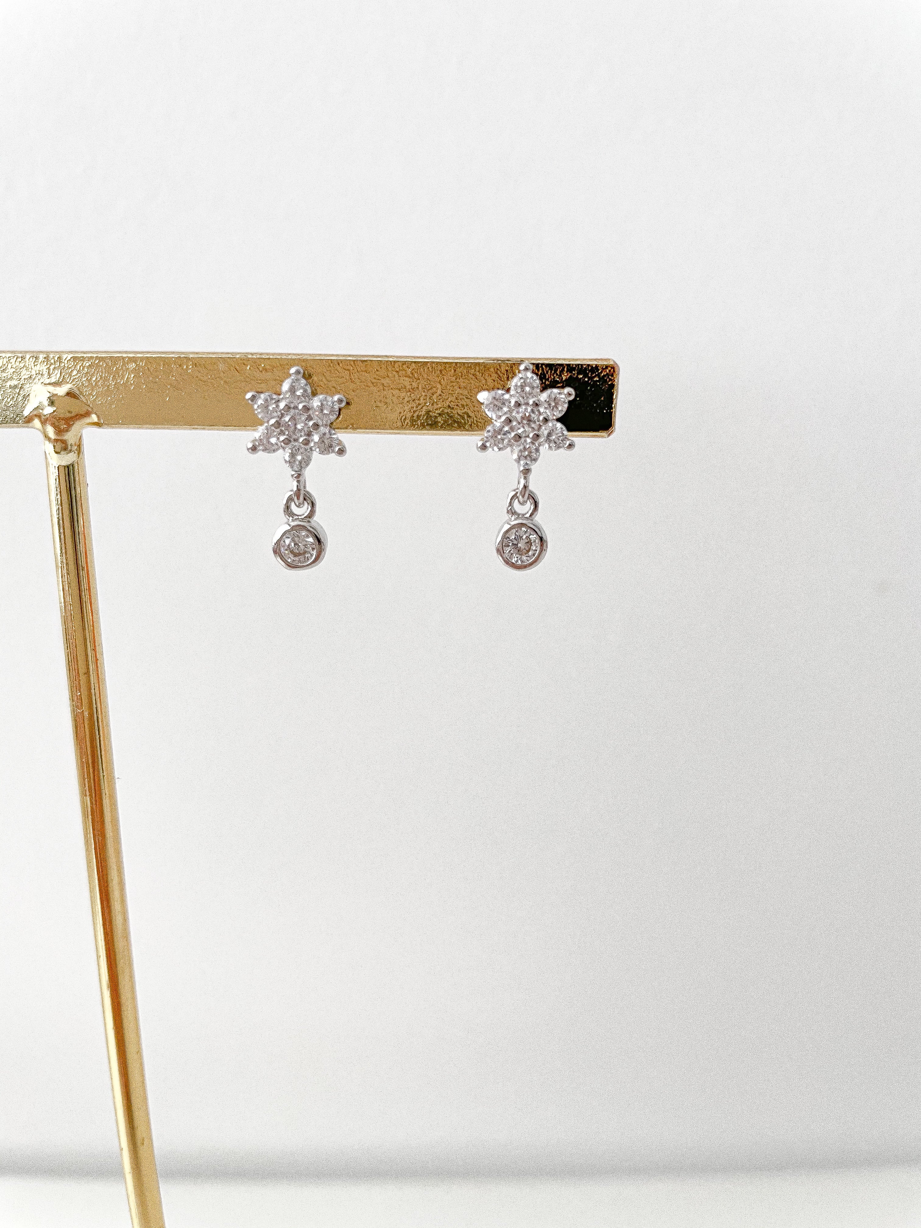 Meez - Flower Dangle Studs