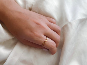 Britt - Waterproof Dainty Chain Ring