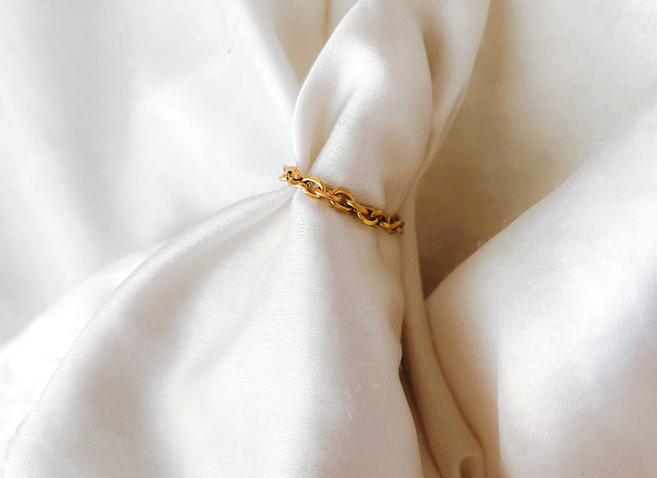 Britt - Waterproof Dainty Chain Ring