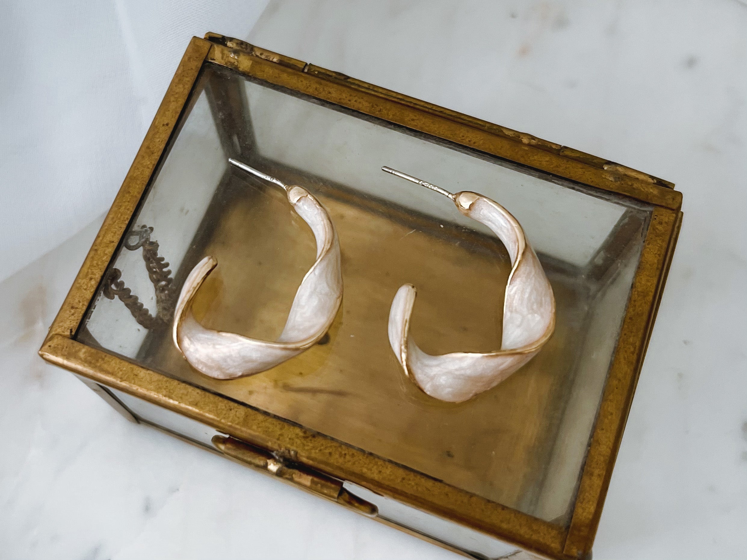 Venice - Milky Curved Earrings